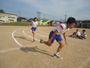 数日後に迫った市の連合運動会に向け、練習が最後の仕上げに入っています。リレーのバトンパスも、ずいぶん上手になりました。